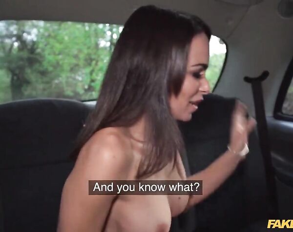 Jessy Jey дерзкий таксист раздел свою клиентку и трахнул в машине