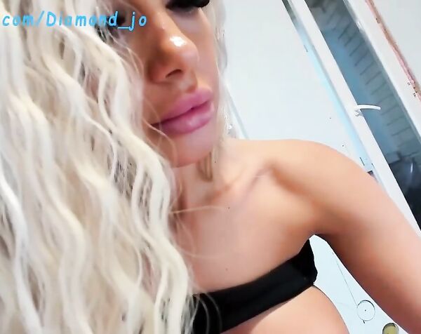Diamond Jo скачет на большом резиновом члене