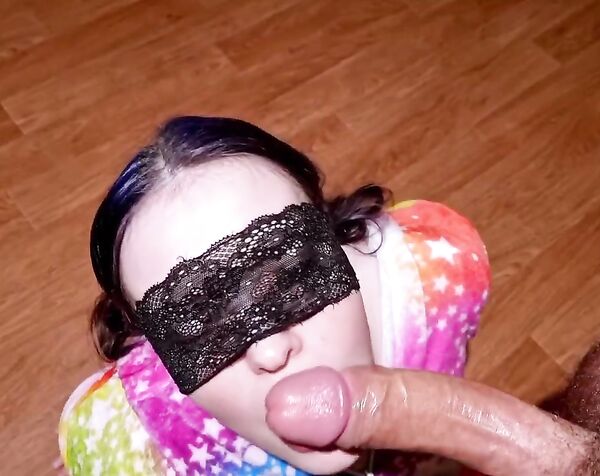 Миниатюрная девушка сосёт член в первый раз