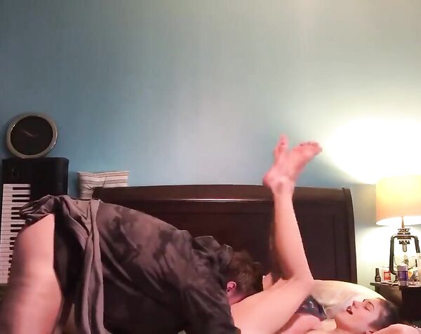 частный секс молодой пары как мило сосет член малая с большой грудью целиком заглатывает член сосет помогая рукой кончить секс