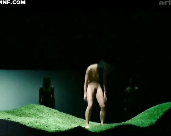 Насильно раздели, только одна голая, голая на сцене