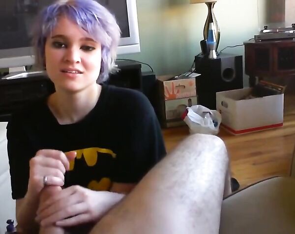 Батгирл, девка минетит своего парня.