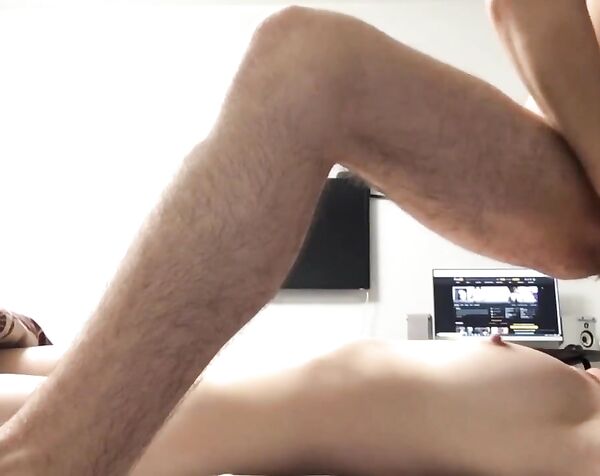 Ебет сестру пока она спит