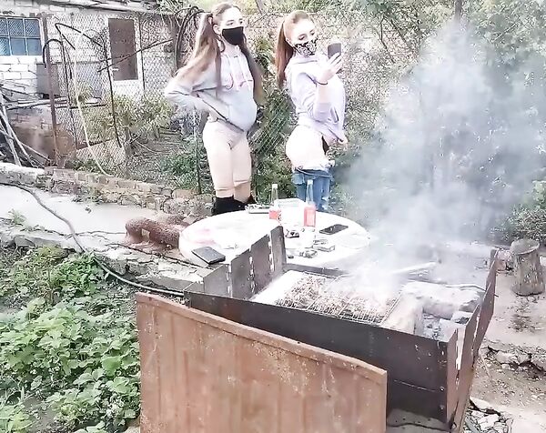 WOWDEMONESS подружки жарят мясо на улице в одних трусиках