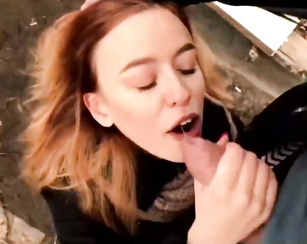 Молодая рыжая шкура отсосала хуй на улице (домашнее русское на озере в СПБ питере, трахнул в ротик кончил на лицо ебля)