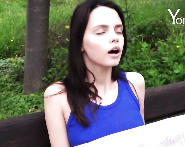 Ariel (Lilit A) Мастурбация и оргазм на улице, в публичном месте.