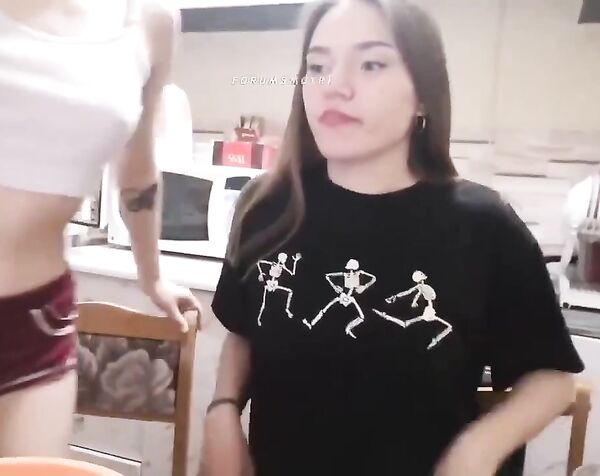 MAGDALEN подружки сидя на кухне решили показать сиськи всему миру