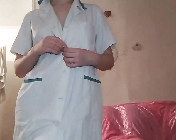 KSENIKISS две подруги в медицинских халатах устроили стриптиз