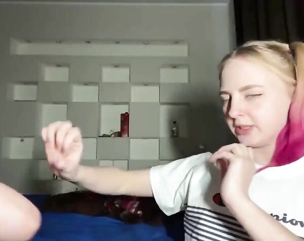 FOXY111 подружки устроили разврат на вписке показывая сиськи в камеру