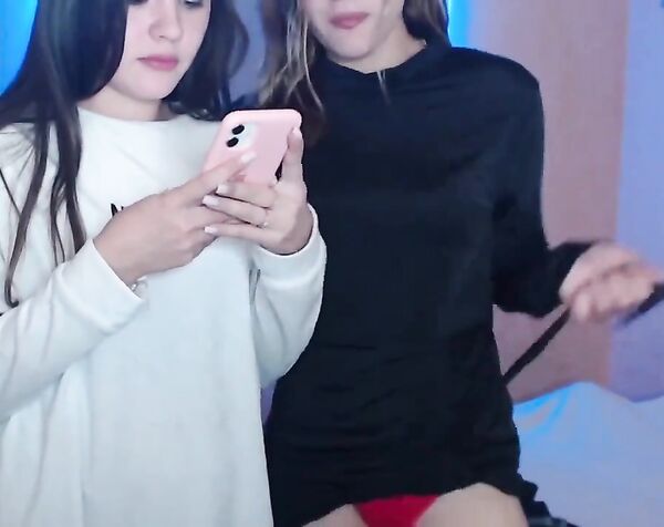 ENNFLY подружки крутят задницами перед камерами и целуются