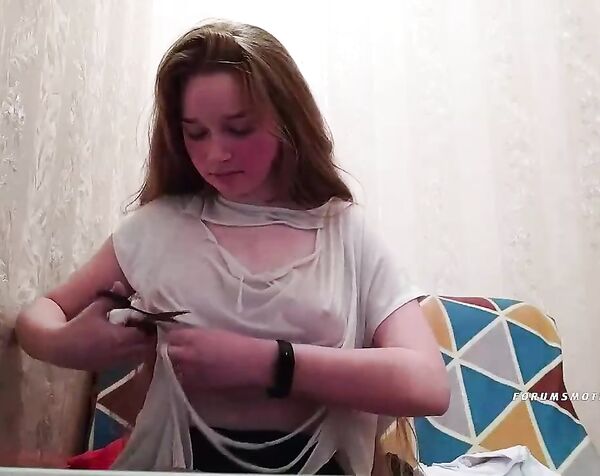 Tatal молоденькие подружки разрезали на себе футболки