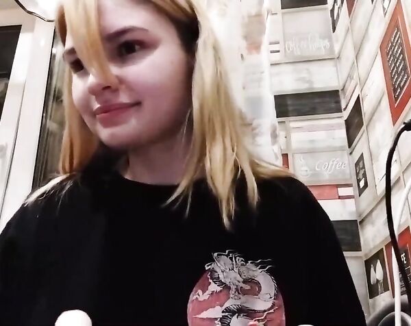 OXXY показывает свою большую натуральную грудь - big natural tits