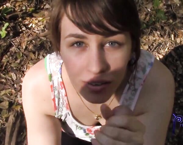 В лесочке отсосала и проглотила)