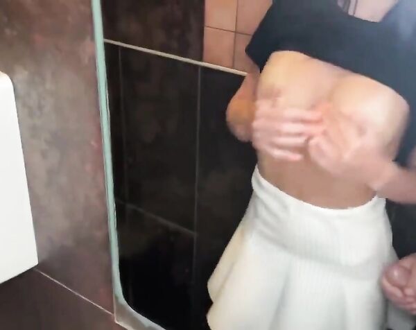 Русскую официантку быстро трахает в туалете и кончил сперму на лицо, russian public sex публичный минет раком шлюха проститутка