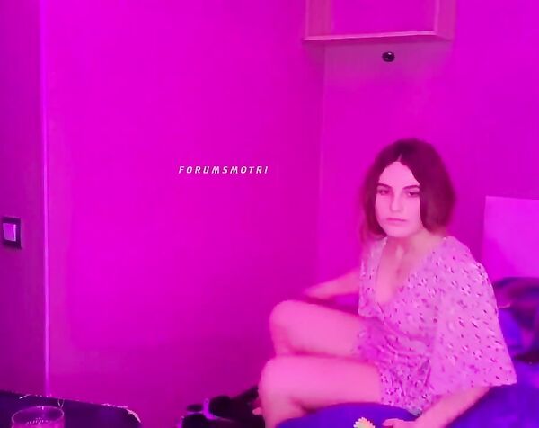 VISHI сексуальная красотка светит трусики на камеру