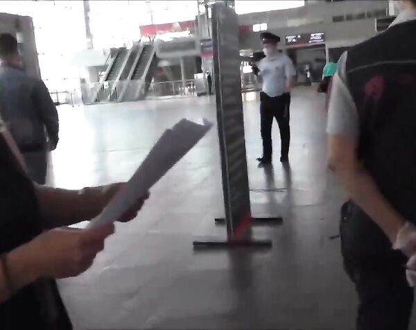 Девушка мастерски разносит масочный режим на Курском вокзале Контролёрша обязана меня снять