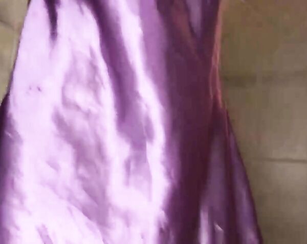 juicyass тверкает прыщавой попой