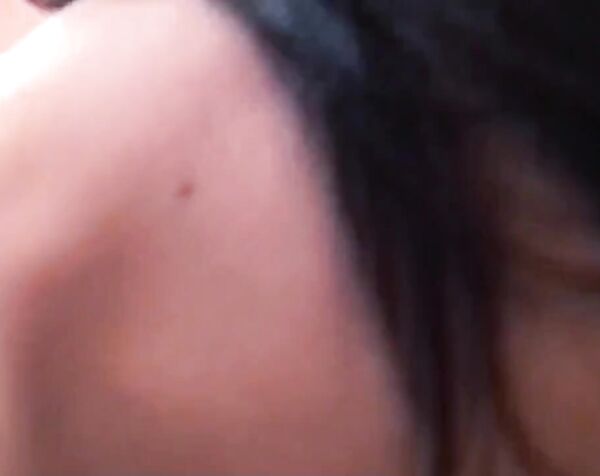 Знойная девка дрочит в чужом туалете