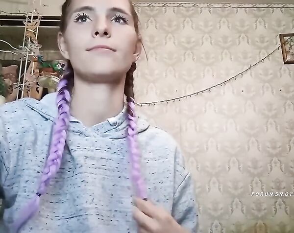 LittleEmmi худенькая молодая девушка с маленькой грудью топлес танцует перед камерой