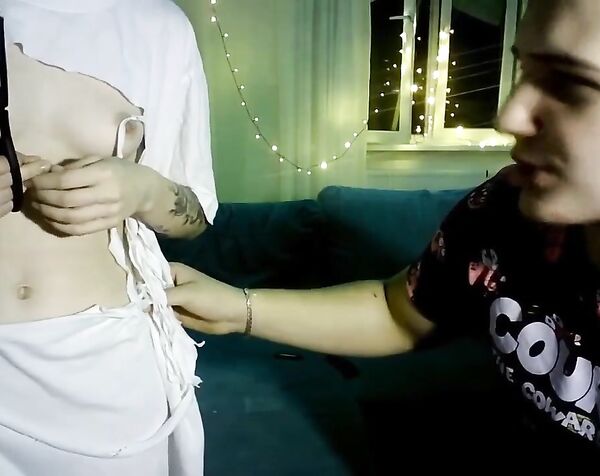 ADELINASSSSSS при парне разрезала на себе одежду и показывать сиськи