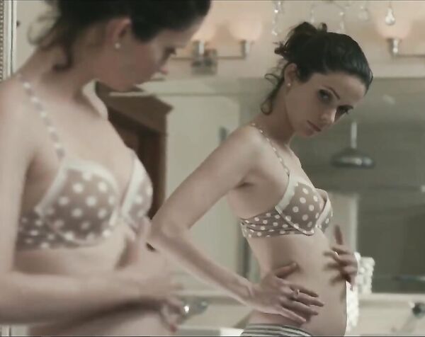 Маргерит Моро , Битси Таллок - Кэролайн и Джеки / Marguerite Moreau , Bitsie Tulloch - Caroline and Jackie ( 2012 )