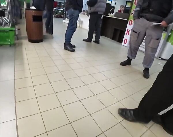 Продавщица не отдает деньги за просрочку / Что делать если кассир слетел с катушек / Кассир в шоке