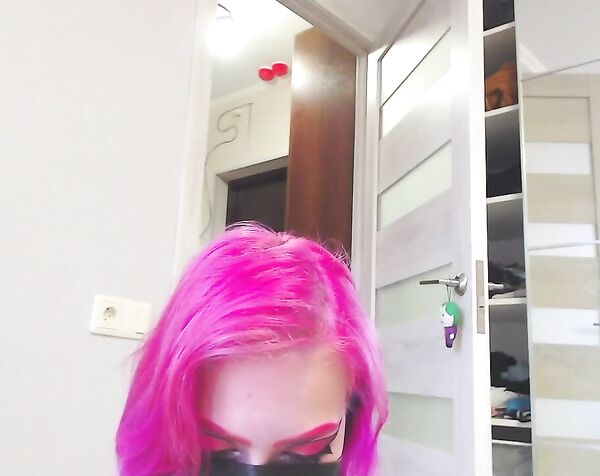 LITTLEL0LLY Красивая тянка с шикарными сиськами встретила курьера топлес