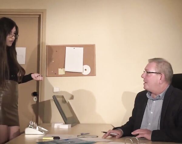 Две молодые секретарши отсосали хуй начальнику и потрахались в пизду, выебал двух шкур в офисе и кончил сперму в рот, минет анал