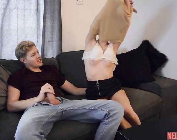 Молодая девушка делает минет парню и прыгает на его члене тугой киской, выебал и кончил сперму во внутрь пизды, частное