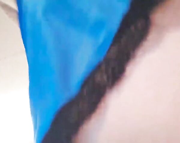 RADIOKATE домохозяйка показывает свою жопу