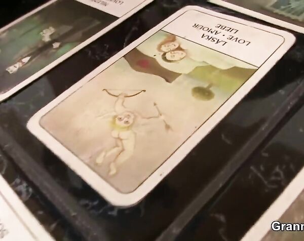 Зрелая колдун околдовала молодого парня для секса, старая женщина сосёт хуй и трахается в пизду, выебал granny old teen sex porn