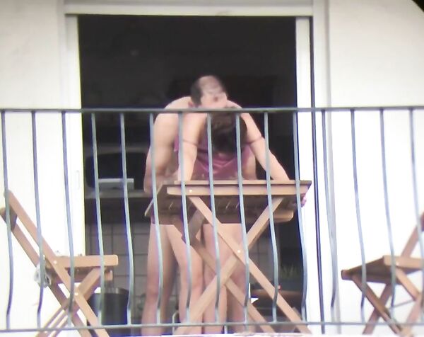 Зрелая соседка спалилась во время измены мужу на балконе, жена трахается с любовником и кончил сперму во внутрь пизды, Камера