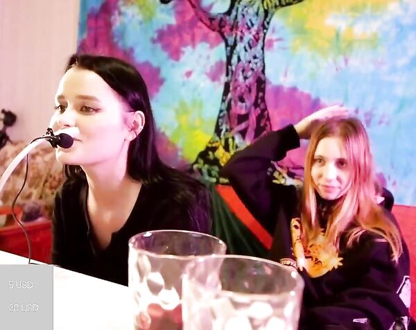 CRAZYDYX подружки показывают сиськи и попы