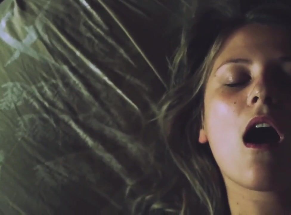 Жас жігіттер кастингке қатысып жатыр