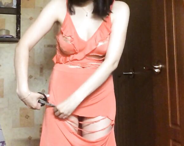 Yulya разрезала платье и всё засветила