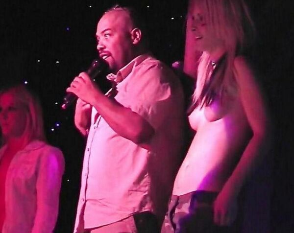 Вечеринка в ночном клубе с пошлыми конкурсами на раздевания и ведущим