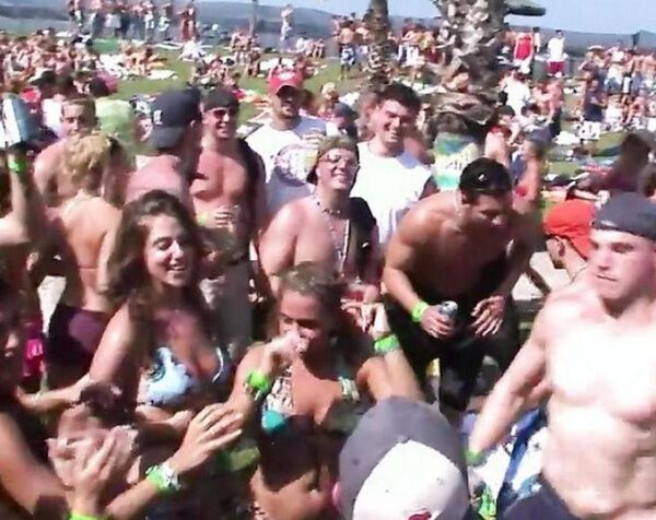 Голые девушки в бикини развлекаются на пляжной вечеринке