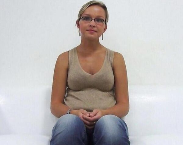 Очкастая девушка из Чехии в 24 года захотела стать порнозвездой