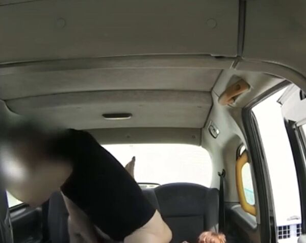 Таксист заставил уродливую пассажирку расплатиться натурой прямо в авто