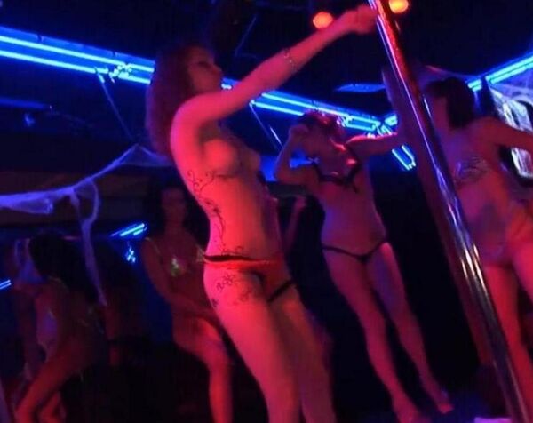 Стриптизёрши трусят попками перед клиентами и танцуют тверк