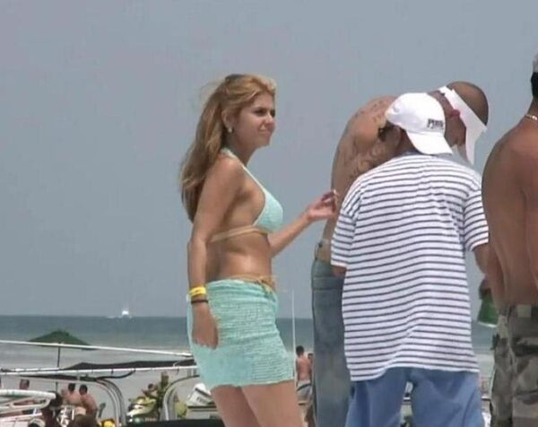 Девушки в бикини наслаждаются пляжной вечеринкой