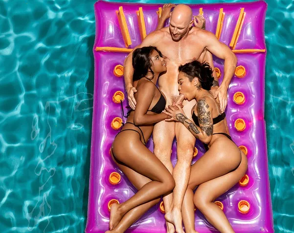 Шілтерлі трусикидегі қыздың суреті Порно модель Владивостоктан жұмыс іздеп жүр.